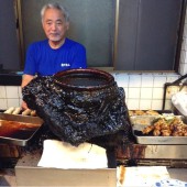 Hàng xiên nướng nổi tiếng Tokyo, bí quyết ở nồi sốt 60 năm không rửa